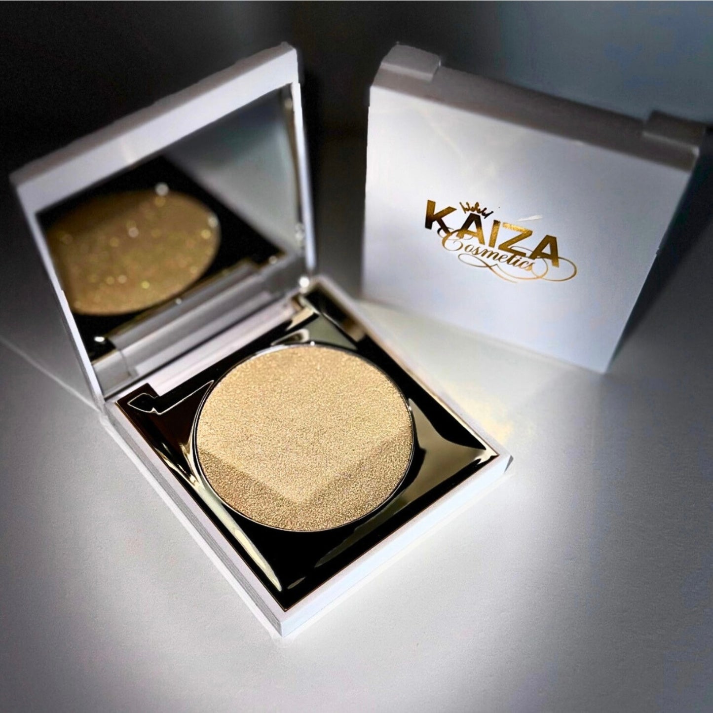 PRE-ORDER Red Carpet Ready Cheek Kiss Glow Highlighter